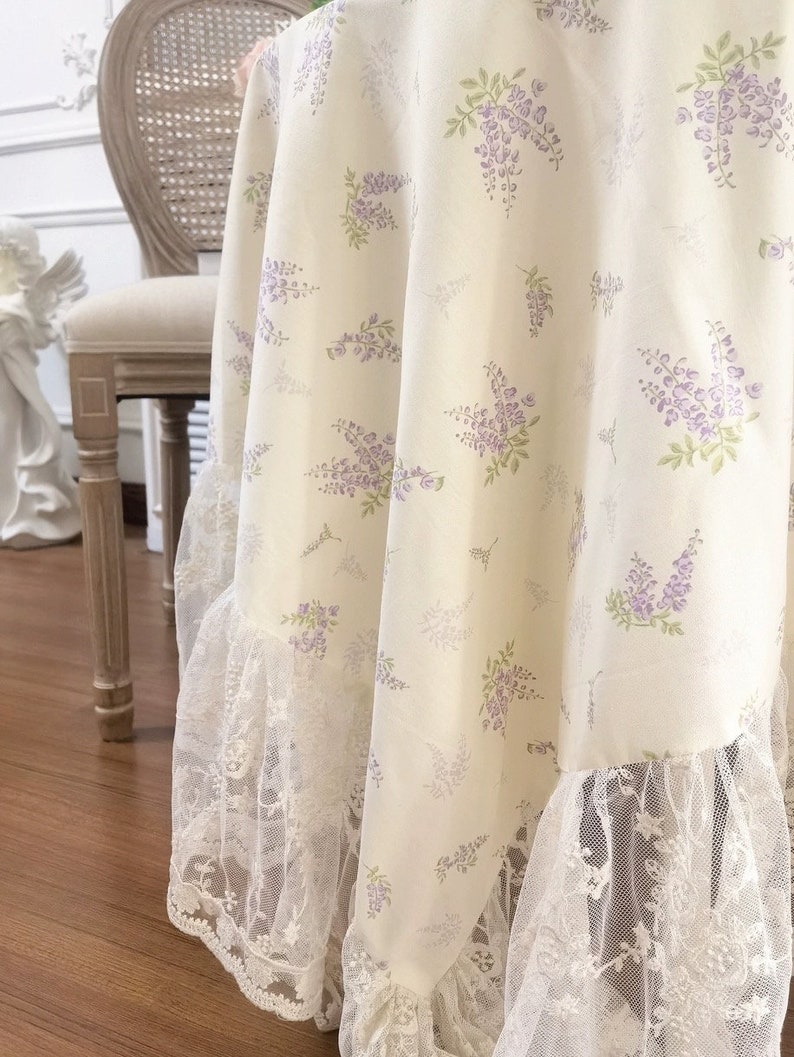 Nappe en coton en dentelle florale : volants de fleurs violettes, décoration de chalet