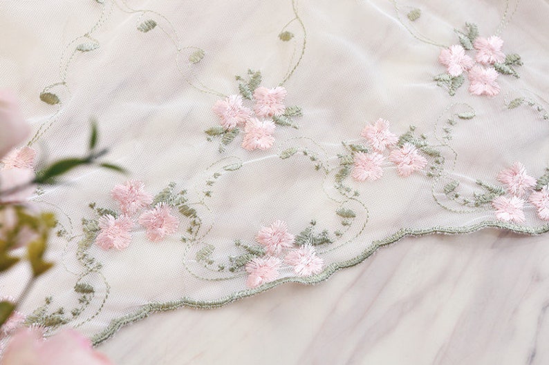 Rideaux en dentelle fleurs roses sur blanc