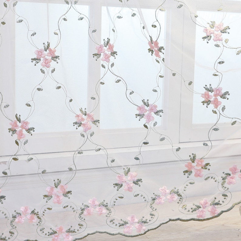 Rideaux en dentelle fleurs roses sur blanc
