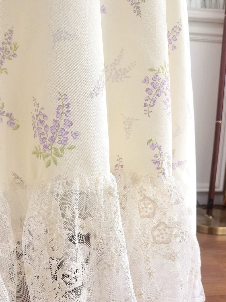 Nappe en coton en dentelle florale : volants de fleurs violettes, décoration de chalet