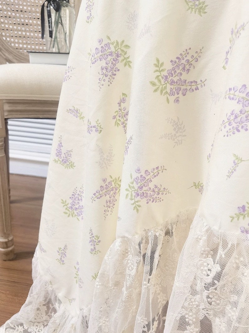 Nappe en coton en dentelle florale : volants de fleurs violettes, décoration de chalet