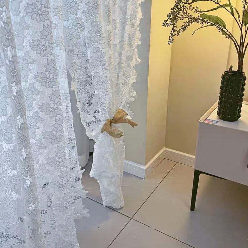 Rideau en dentelle à broderies florales : drapé transparent à la française