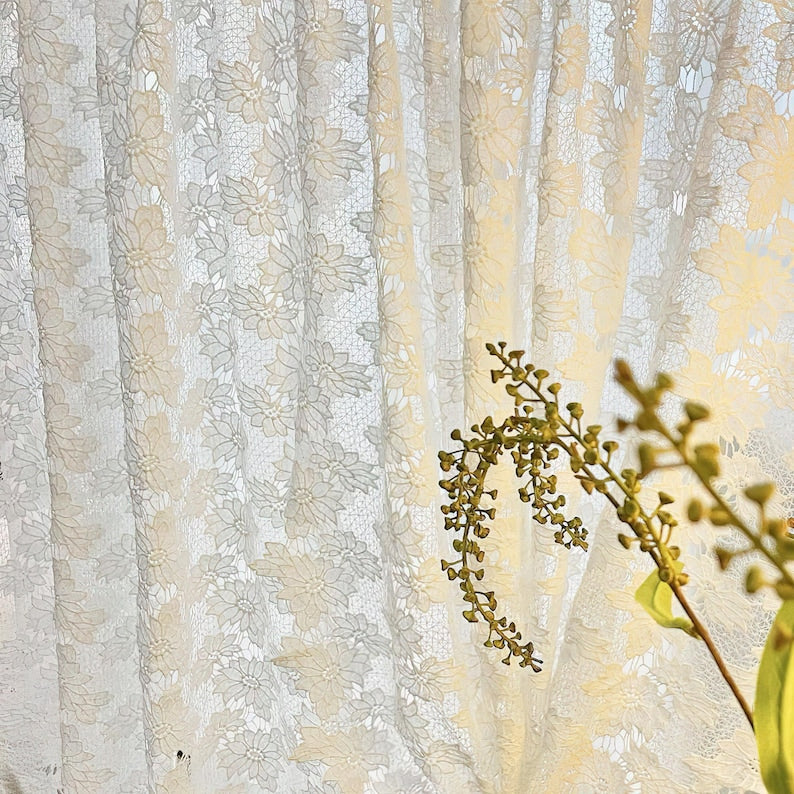Rideau en dentelle à broderies florales : drapé transparent à la française