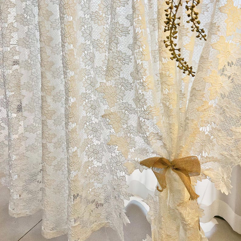 Rideau en dentelle à broderies florales : drapé transparent à la française