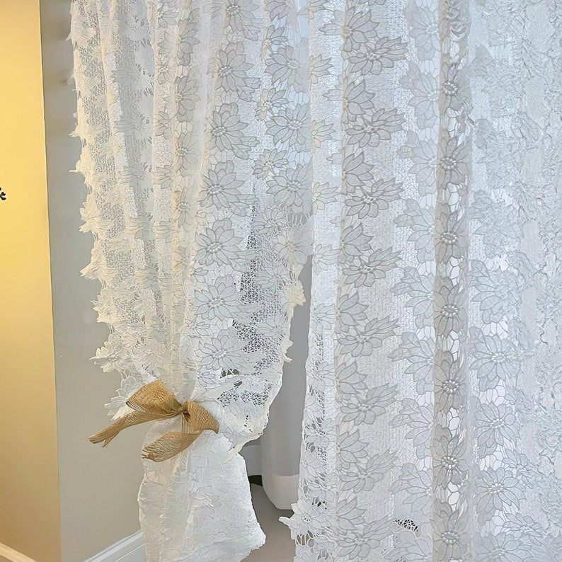 Rideau en dentelle à broderies florales : drapé transparent à la française