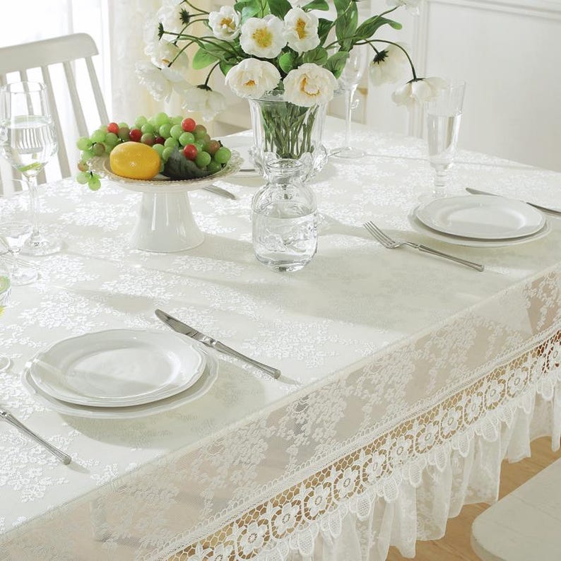 Nappe en dentelle blanche à broderies florales et volants