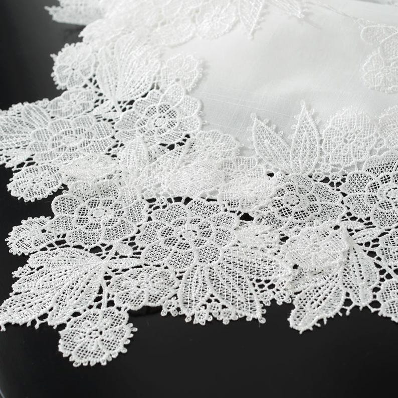 Chemin de table en dentelle à broder en lin polyester blanc cassé