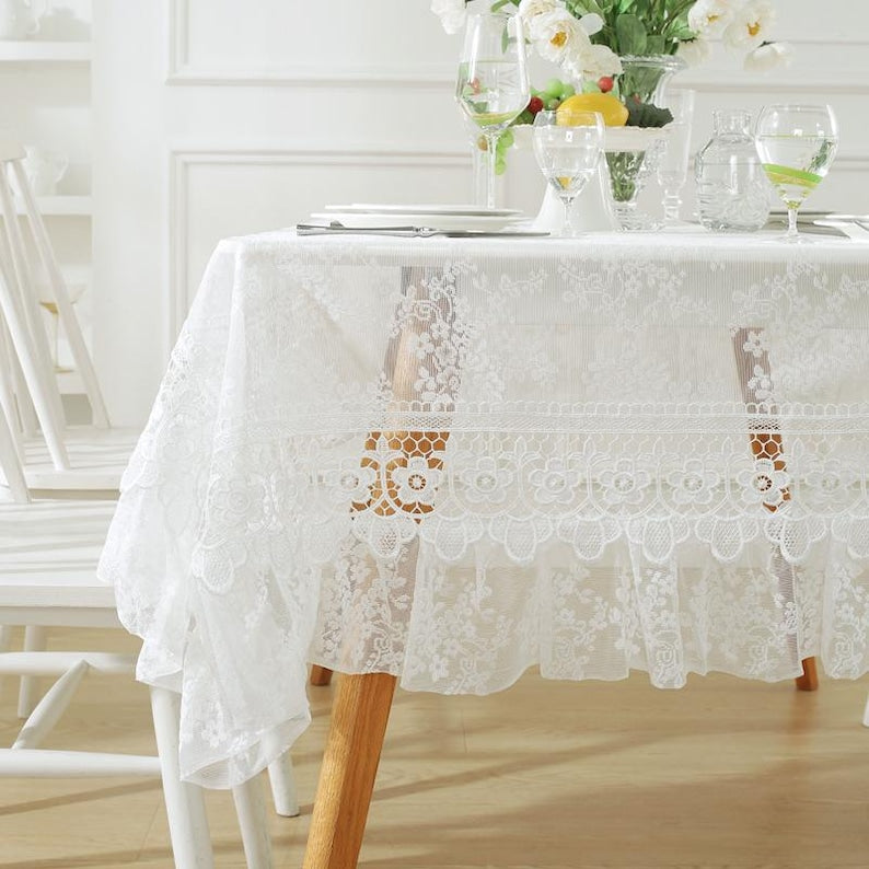 Nappe en dentelle blanche à broderies florales et volants