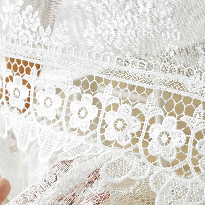 Nappe en dentelle blanche à broderies florales et volants