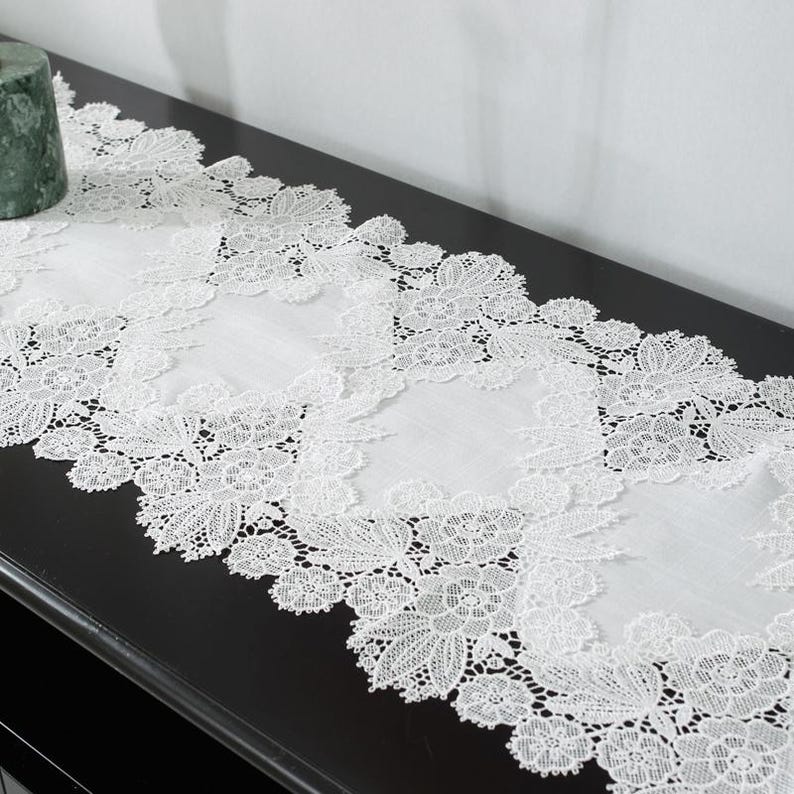 Chemin de table en dentelle à broder en lin polyester blanc cassé