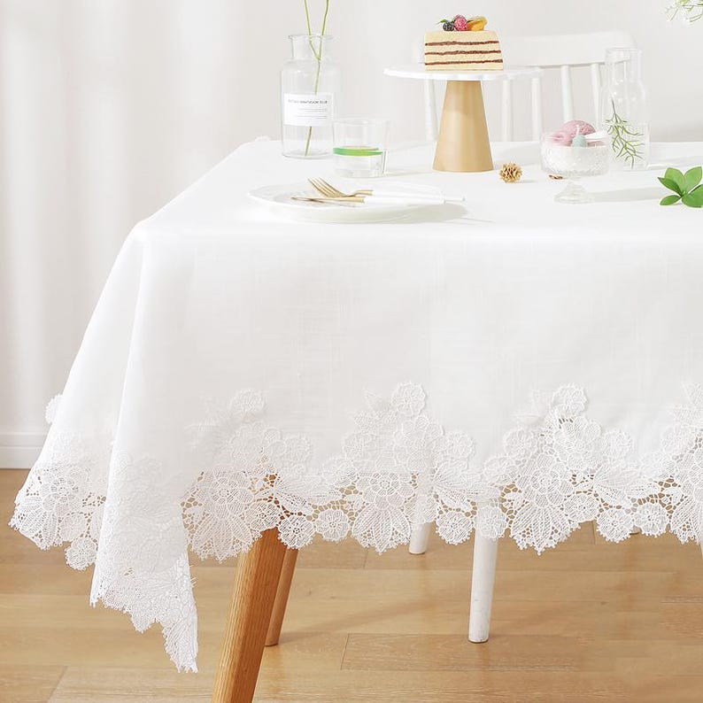 Nappe en lin mélangé et polyester avec application de dentelle : élégante nappe de vacances