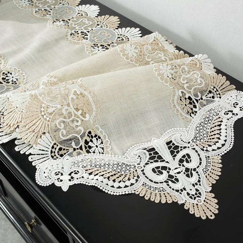 Chemin de table en dentelle avec bordure lin blanc beige mariage