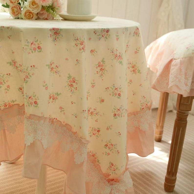 Nappe en dentelle coton fleurs pastel à volants champêtres