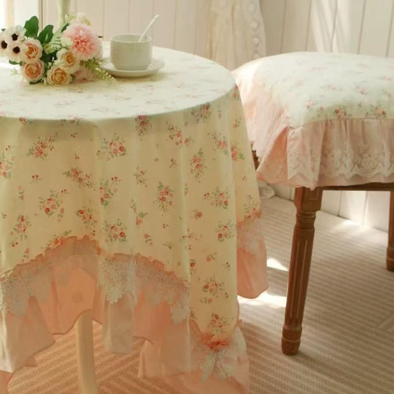 Nappe en dentelle coton fleurs pastel à volants champêtres