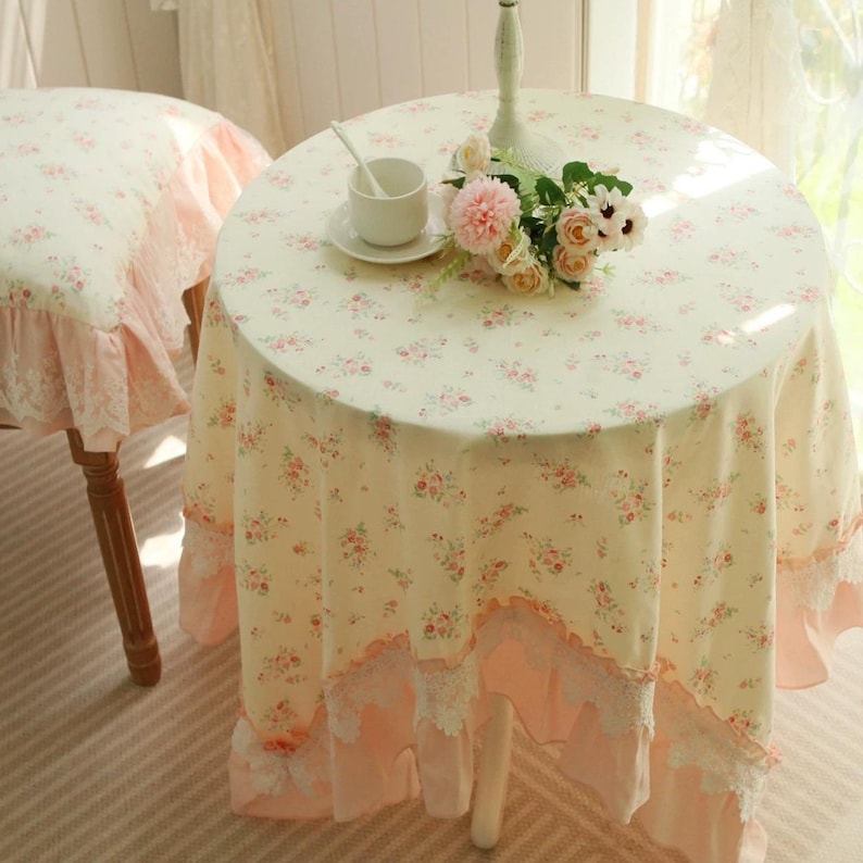 Nappe en dentelle coton fleurs pastel à volants champêtres