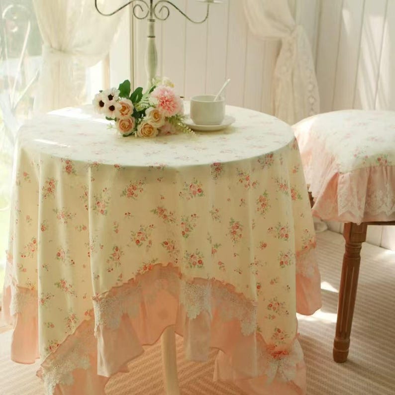 Nappe en dentelle coton fleurs pastel à volants champêtres
