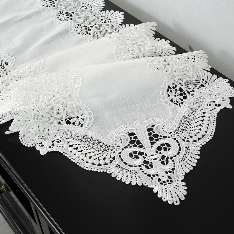 Chemin de table en dentelle bordure lin blanc cassé pour mariage