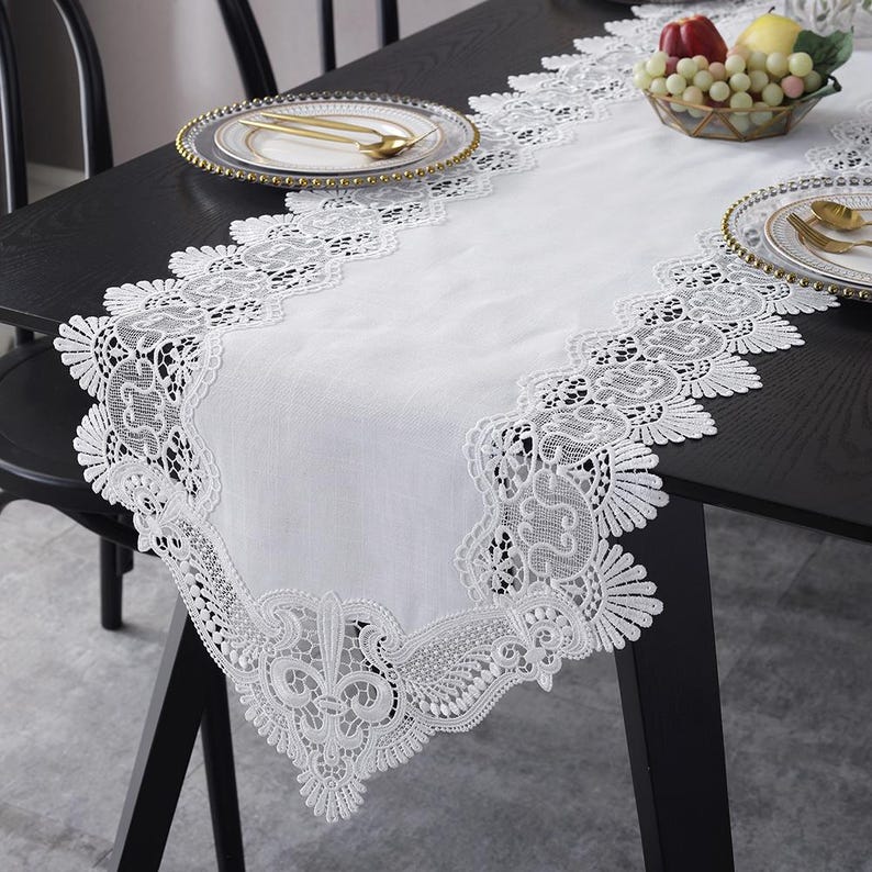 Chemin de table en dentelle bordure lin blanc cassé pour mariage