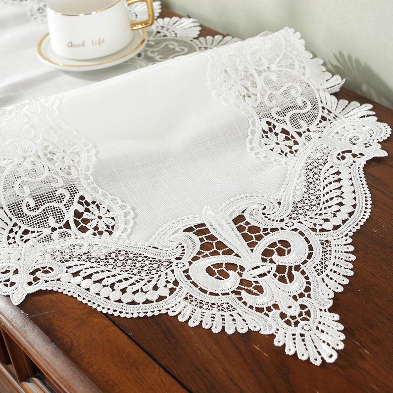 Chemin de table en dentelle avec bordure lin blanc beige mariage