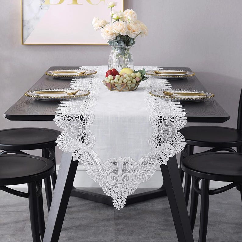 Chemin de table en dentelle bordure lin blanc cassé pour mariage