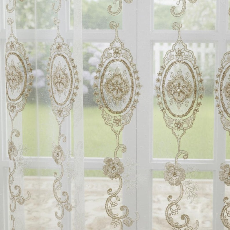 Voilages blancs personnalisés : broderie dorée vintage, dentelle festonnée (2 panneaux)