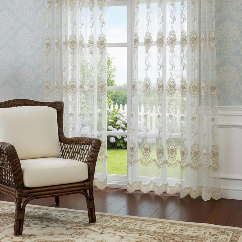 Voilages blancs personnalisés : broderie dorée vintage, dentelle festonnée (2 panneaux)