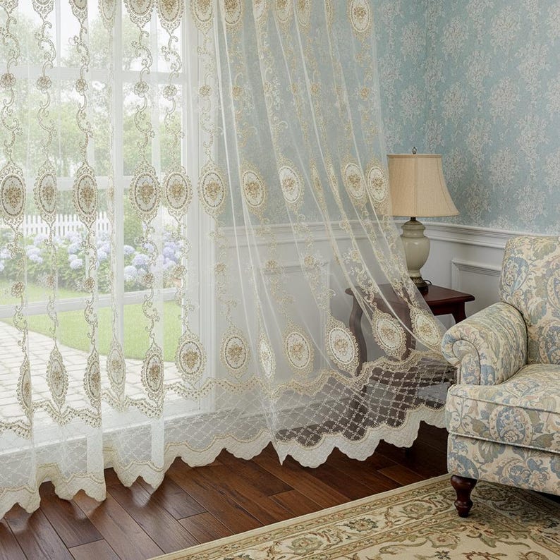 Voilages blancs personnalisés : broderie dorée vintage, dentelle festonnée (2 panneaux)