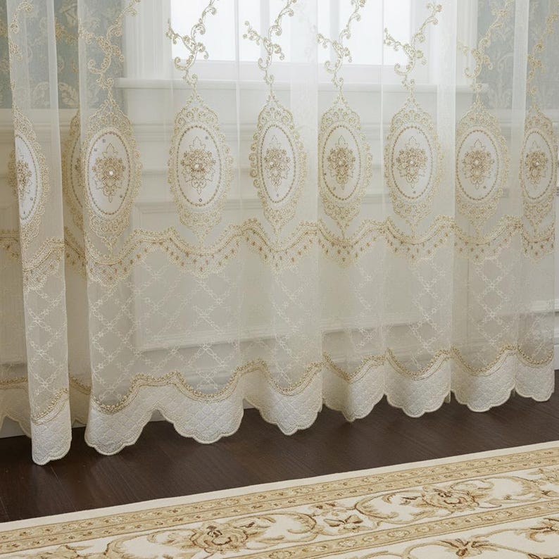 Voilages blancs personnalisés : broderie dorée vintage, dentelle festonnée (2 panneaux)