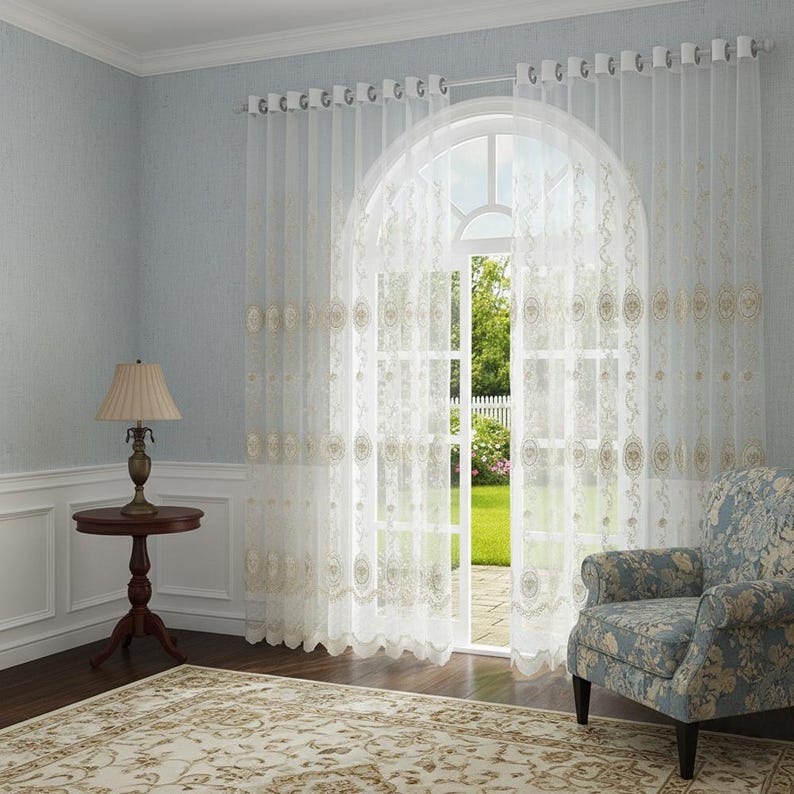 Voilages blancs personnalisés : broderie dorée vintage, dentelle festonnée (2 panneaux)