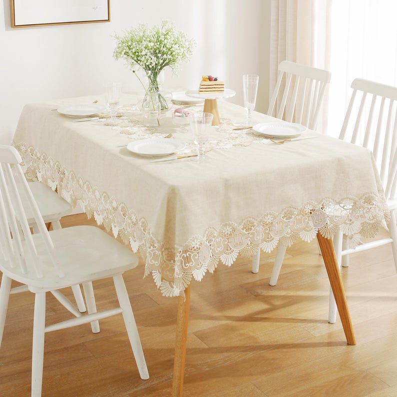 Nappe en dentelle lin brun clair bordure élégante