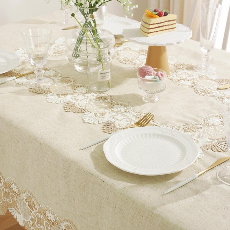 Nappe en dentelle lin brun clair bordure élégante