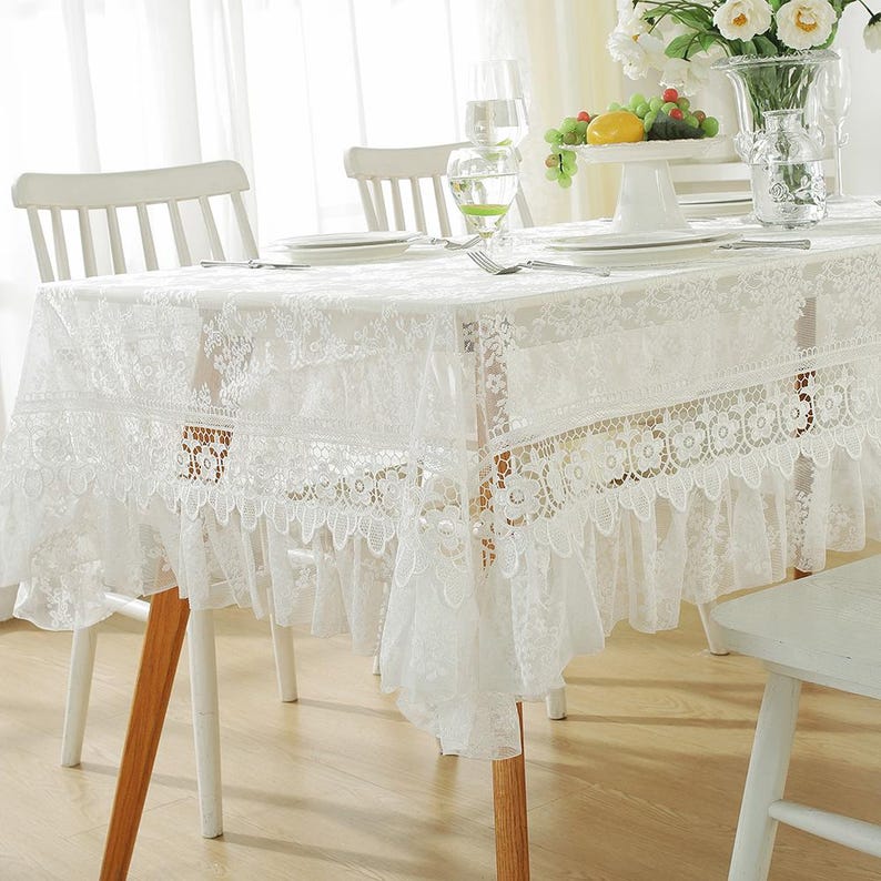 Nappe en dentelle blanche à broderies florales et volants