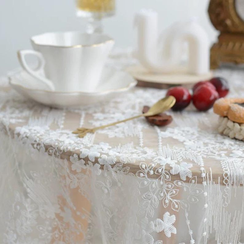 Nappe en dentelle blanche brodée mariage élégante