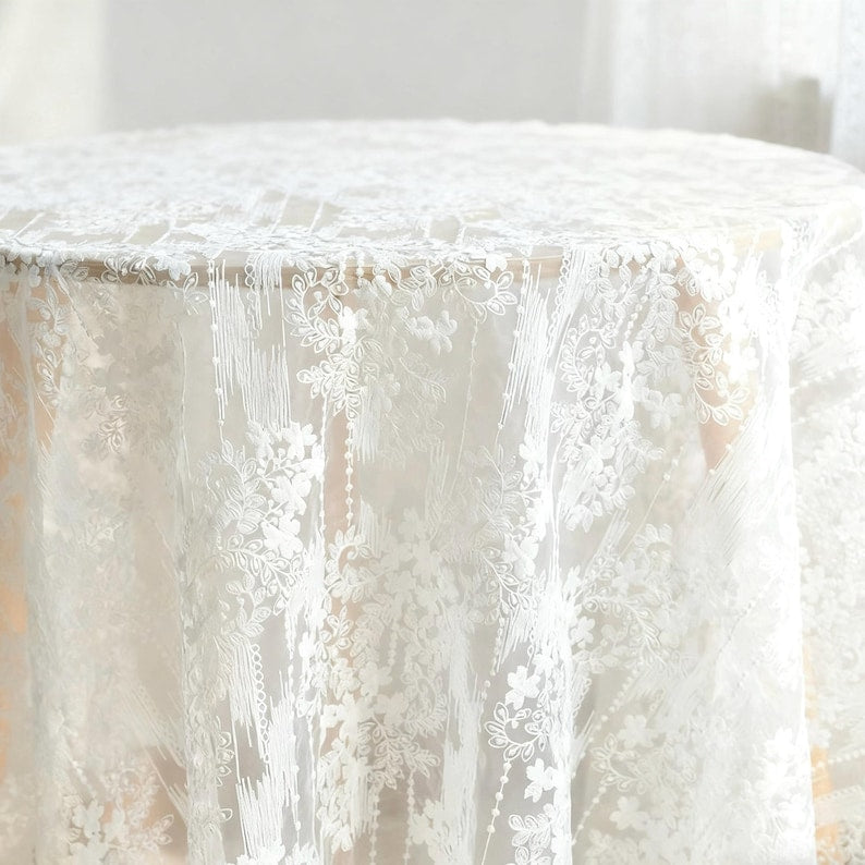 Nappe en dentelle blanche brodée mariage élégante