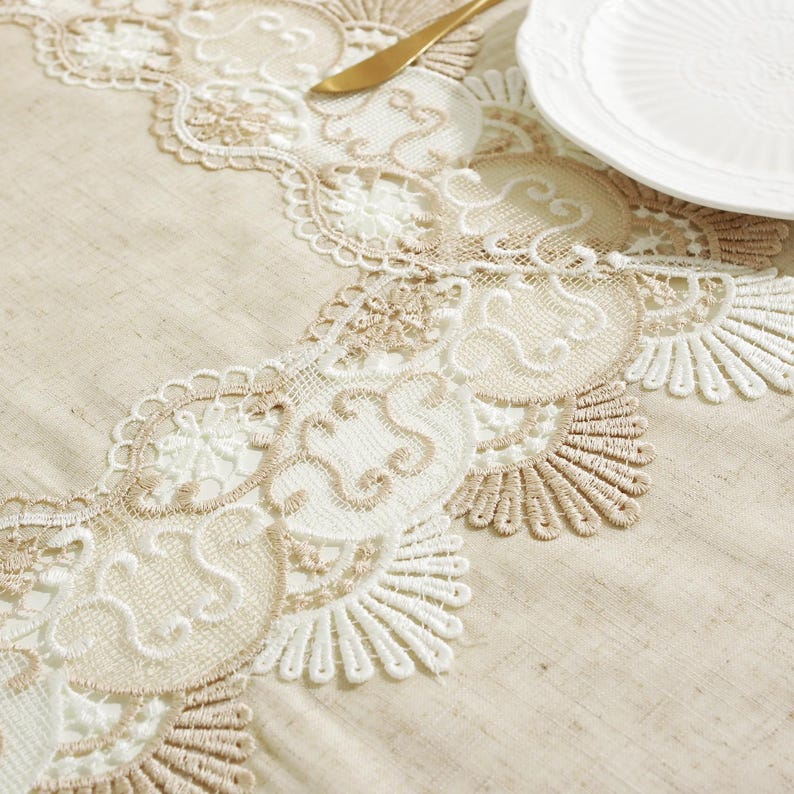 Nappe en dentelle lin brun clair bordure élégante