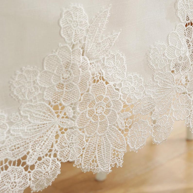 Nappe en lin mélangé et polyester avec application de dentelle : élégante nappe de vacances