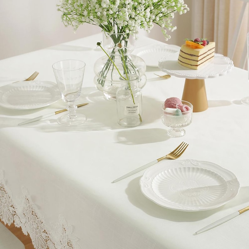 Nappe en lin mélangé et polyester avec application de dentelle : élégante nappe de vacances