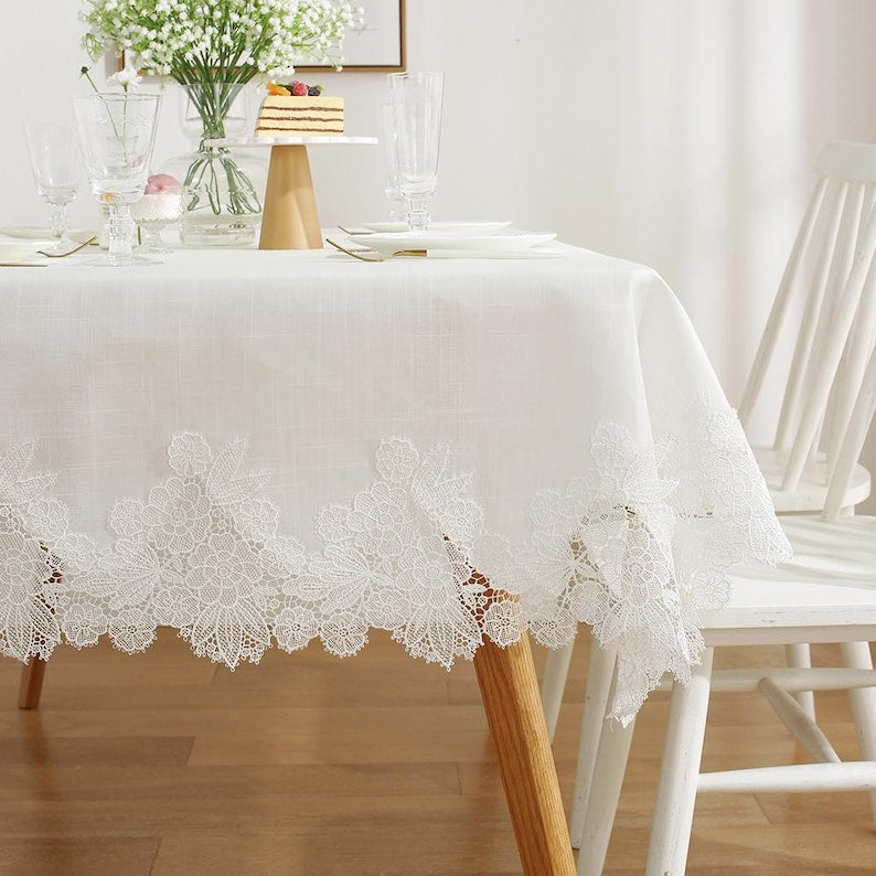 Nappe en lin mélangé et polyester avec application de dentelle : élégante nappe de vacances