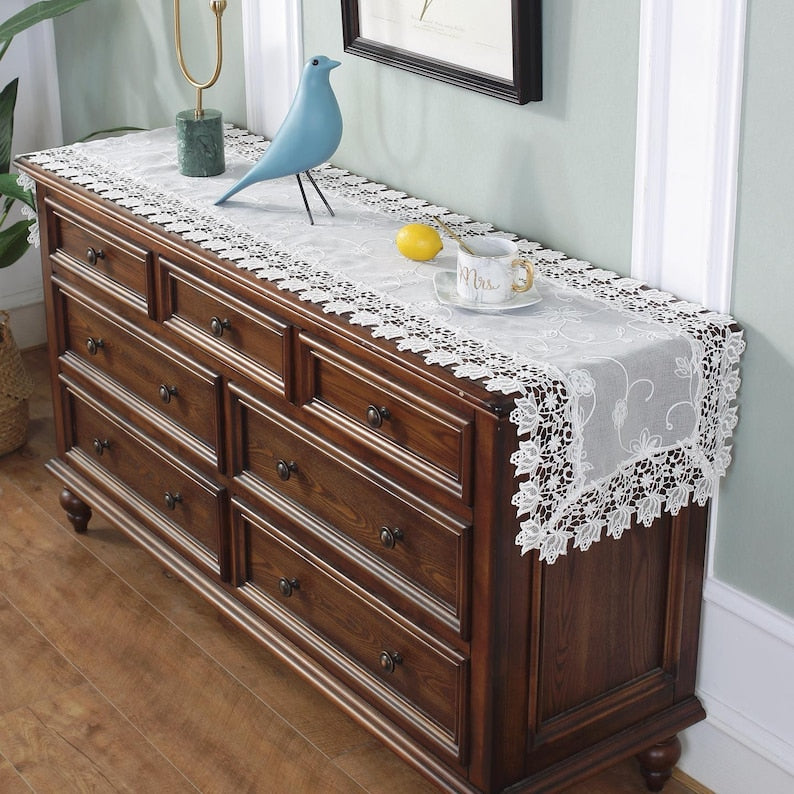 Chemin de table en dentelle vintage pour commode ou décoration