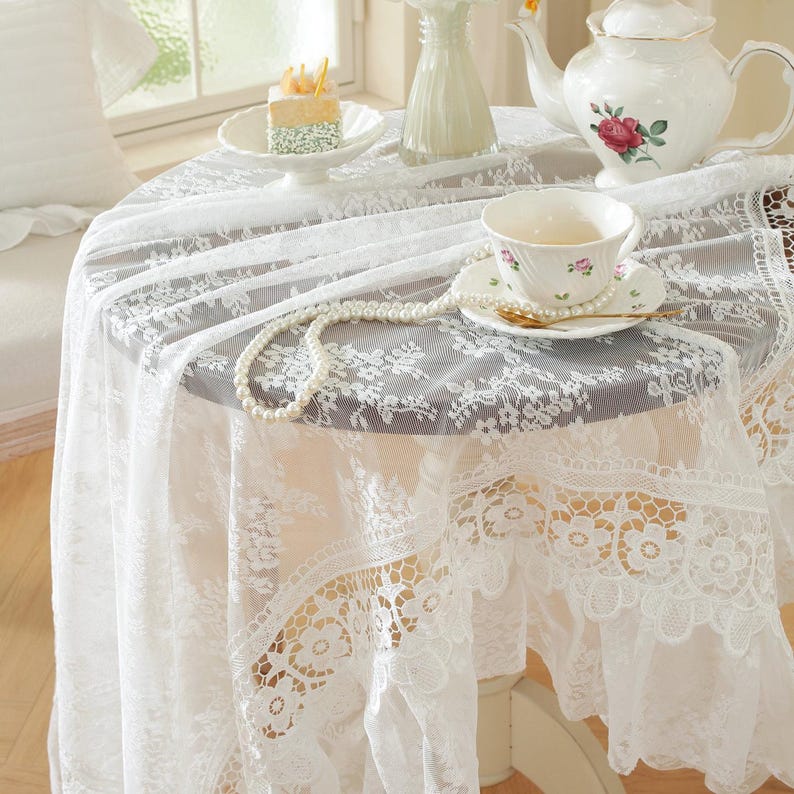 Nappe carrée en dentelle blanche : décoration de table en polyester à broderies florales et à volants