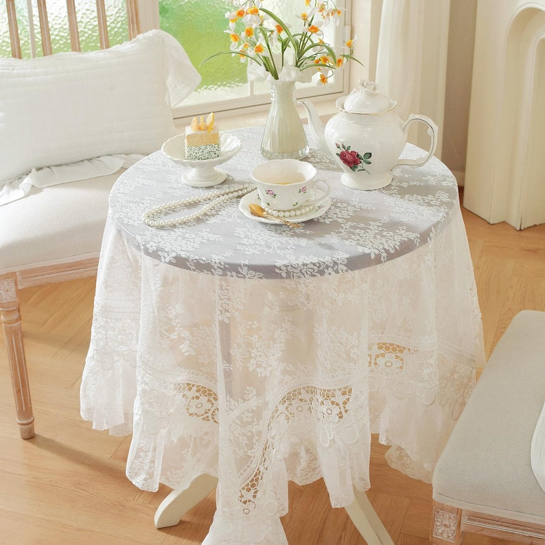 Nappe carrée en dentelle blanche : décoration de table en polyester à broderies florales et à volants