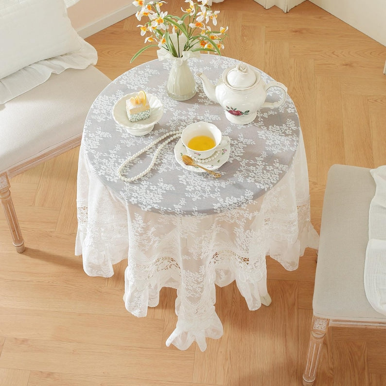 Nappe carrée en dentelle blanche : décoration de table en polyester à broderies florales et à volants