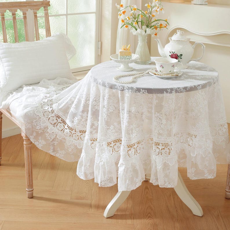 Nappe en dentelle ronde blanche à volants floraux