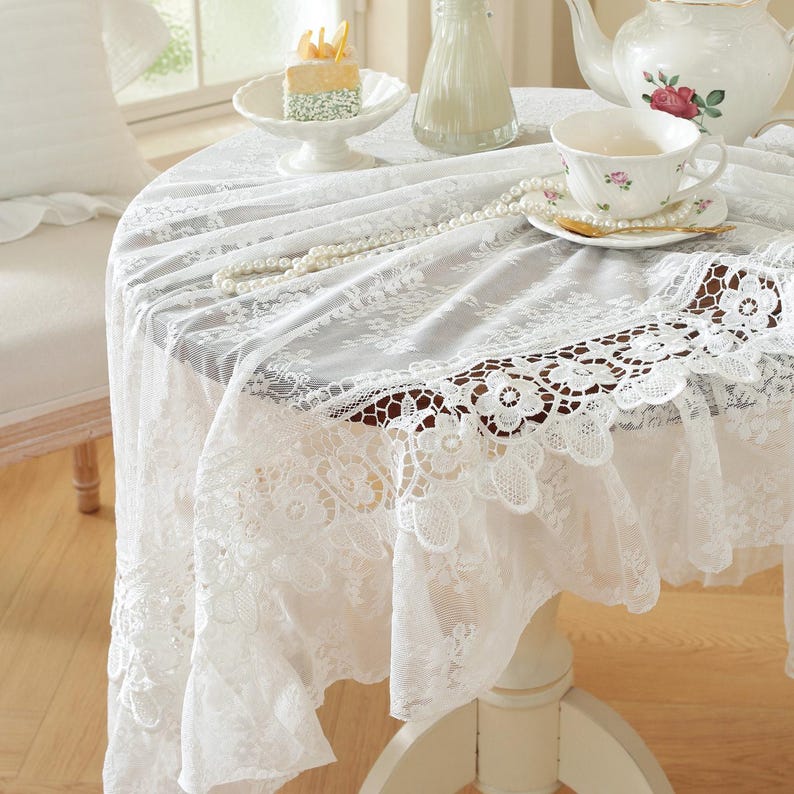 Nappe en dentelle ronde blanche à volants floraux