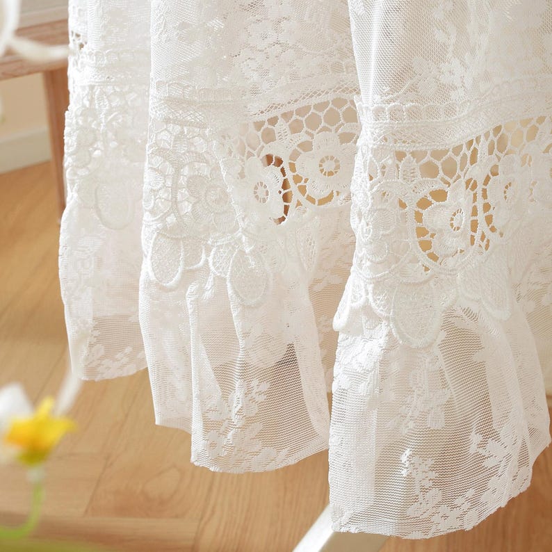 Nappe en dentelle ronde blanche à volants floraux