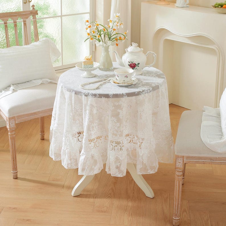 Nappe en dentelle ronde blanche à volants floraux