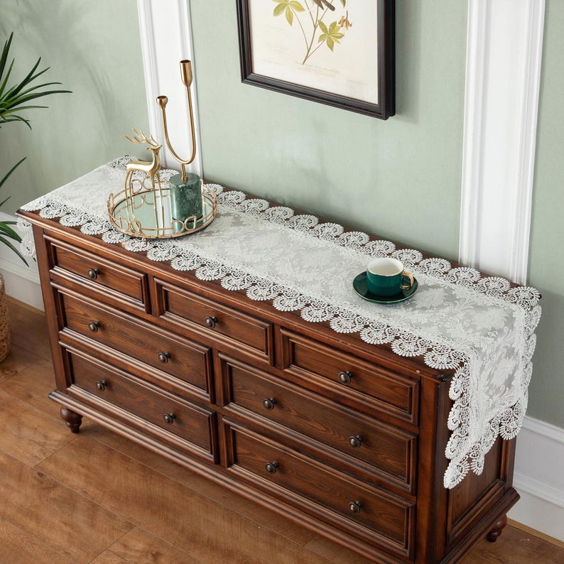 Chemin de table en dentelle florale élégante pour commode ou table