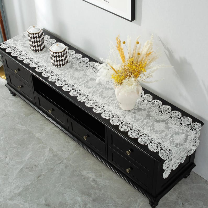 Chemin de table en dentelle florale élégante pour commode ou table