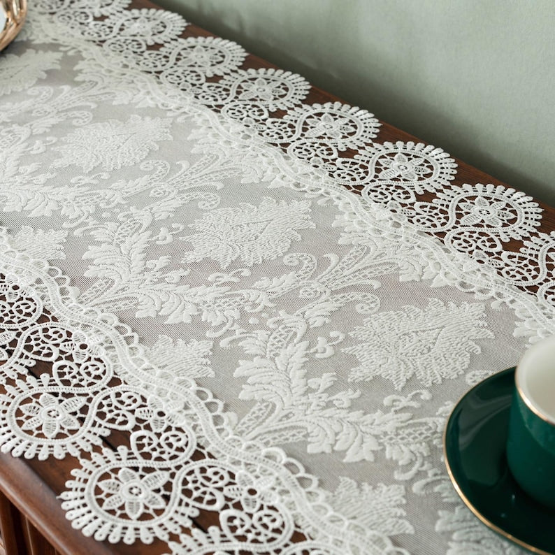 Chemin de table en dentelle florale élégante pour commode ou table