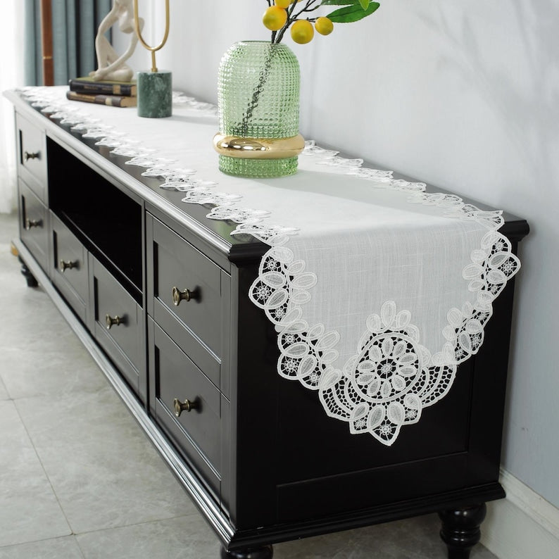 Chemin de table en dentelle brodée blanc classique pour décoration